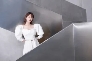 杨紫泡泡袖白裙甜美写真图片_2