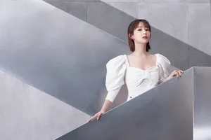 杨紫泡泡袖白裙甜美写真图片_3
