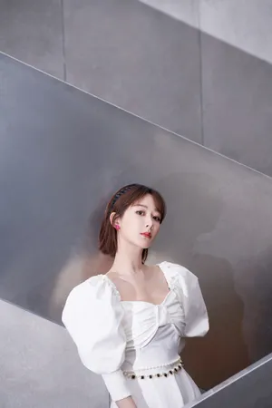 杨紫泡泡袖白裙甜美写真图片_4
