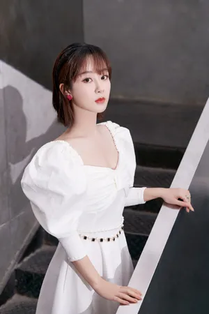 杨紫泡泡袖白裙甜美写真图片_7