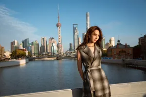 王紫璇格纹裙温婉优雅写真图片