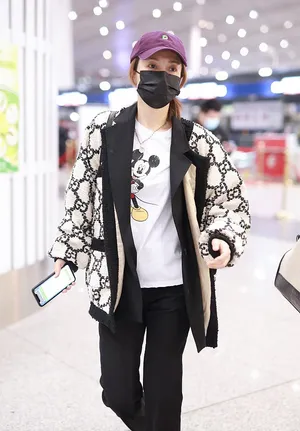 吴昕印花外套随性时髦机场照图片