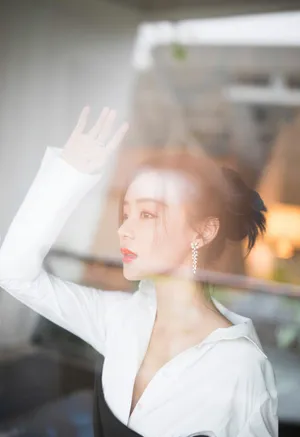 袁姗姗黑白拼色裙性感写真图片
