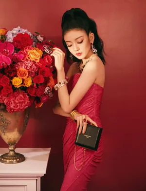 何瑞贤粉裙明艳性感写真图片