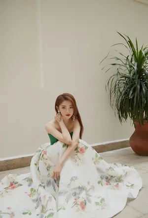 田依桐抹胸花卉长裙性感写真图片