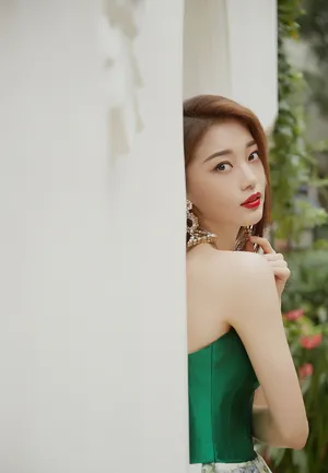 田依桐抹胸花卉长裙性感写真图片_6