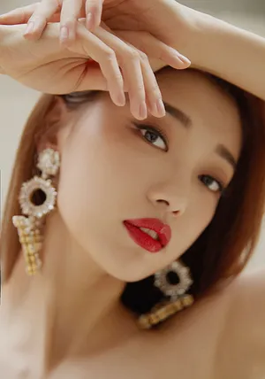 田依桐抹胸花卉长裙性感写真图片_7