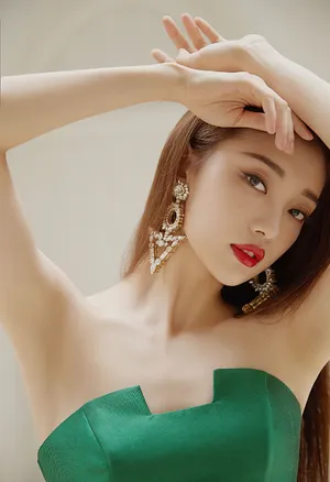 田依桐抹胸花卉长裙性感写真图片_8