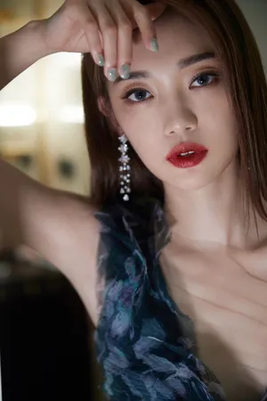 田依桐性感深V写真图片_2