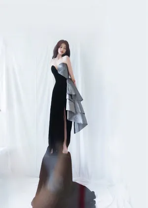 白鹿银黑拼接裙写真图片_3