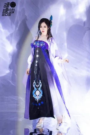王艺瑾紫色祥云古风长裙写真图片