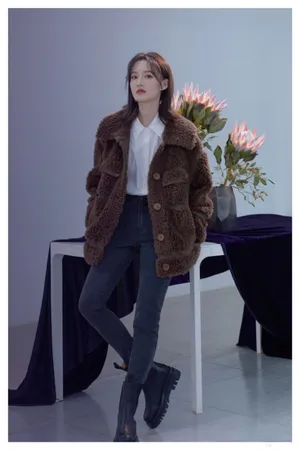 李沁绒毛外套代言写真图片_4