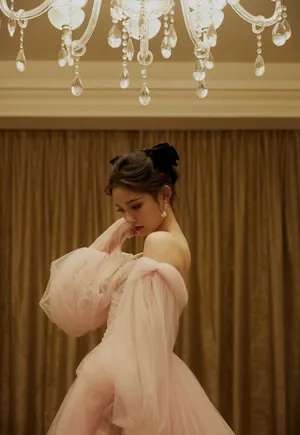 林允粉色公主裙甜美写真图片_2