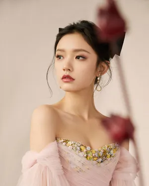 林允粉色公主裙甜美写真图片_9