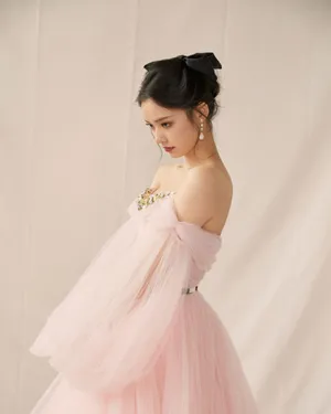 林允粉色公主裙甜美写真图片_10