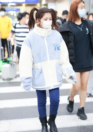 赖美云双马尾俏皮可爱机场照图片