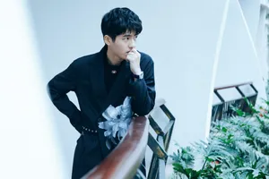 刘昊然黑色印花风衣帅气写真图片_3