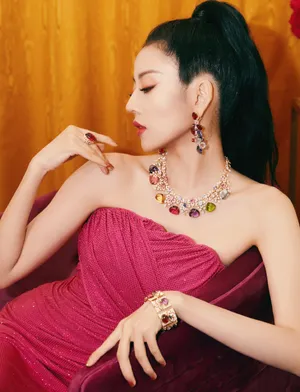 何瑞贤粉裙明艳魅惑写真图片