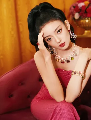 何瑞贤粉裙明艳魅惑写真图片_2