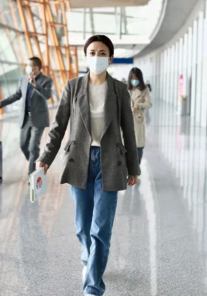 杨童舒简约知性气质温柔机场照图片