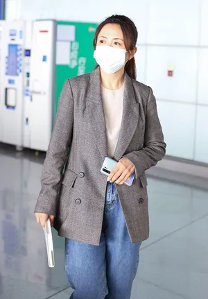杨童舒简约知性气质温柔机场照图片_2