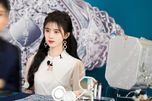鞠婧祎刘海造型代言活动图片
