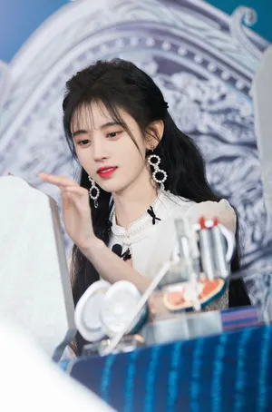 鞠婧祎刘海造型代言活动图片_8
