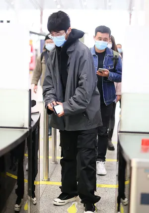 刘昊然金丝眼镜斯文帅气机场照图片