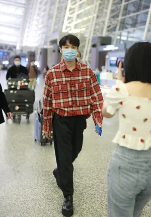 李荣浩格子衫休闲帅气机场照图片