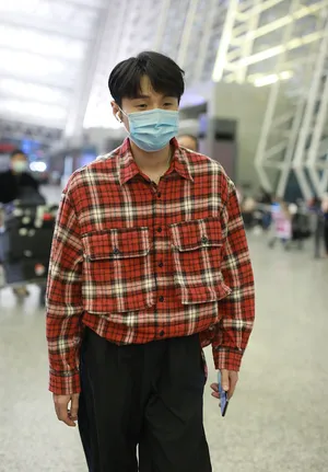 李荣浩格子衫休闲帅气机场照图片_2