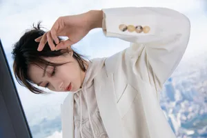 万茜泡泡袖灵动性感图片写真_1