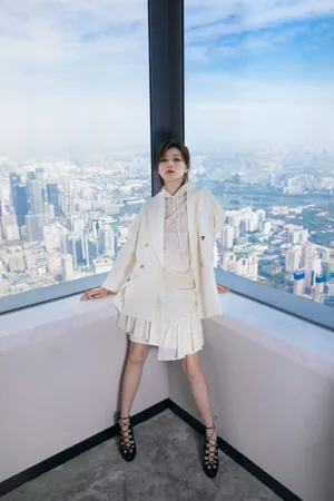 万茜泡泡袖灵动性感图片写真_2