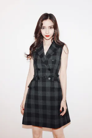 angelababy格子V领裙性感图片写真_3