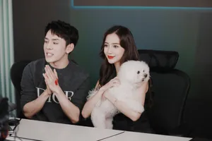 angelababy格子V领裙性感图片写真_6