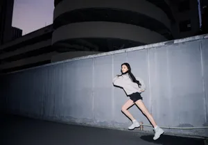 林允酷飒俏皮写真图片_5