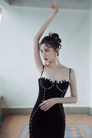 陈小纭珍珠黑丝绒开衩裙图片