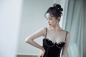 陈小纭珍珠黑丝绒开衩裙图片_2