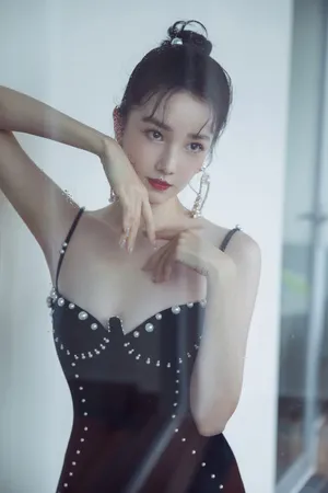 陈小纭珍珠黑丝绒开衩裙图片_3