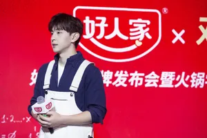 邓伦白色背带裤工装造型帅气图片_6