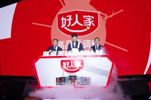 邓伦白色背带裤工装造型帅气图片_9