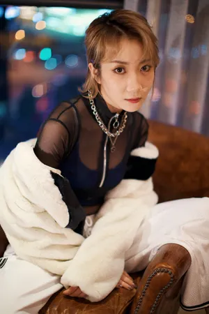 乃万短发酷飒性感图片写真_1