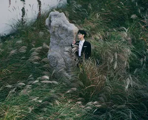 罗云熙秋日芦苇文艺大片写真图片_8