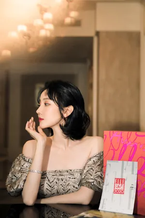 陈小纭闪银珠片刺绣裙写真图片_1
