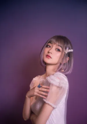 何泓姗短发造型甜美写真图片_2