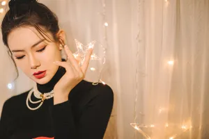 戚薇轻纱红裙性感写真图片