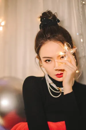 戚薇轻纱红裙性感写真图片_2
