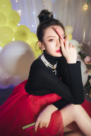 戚薇轻纱红裙性感写真图片_7