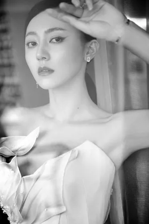 黄梦莹白色长裙优雅写真图片_1