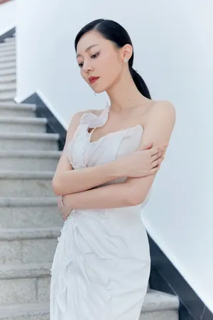 黄梦莹白色长裙优雅写真图片_4