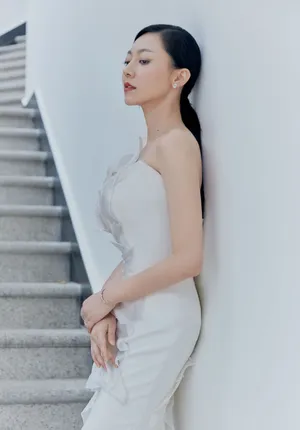 黄梦莹白色长裙优雅写真图片_6